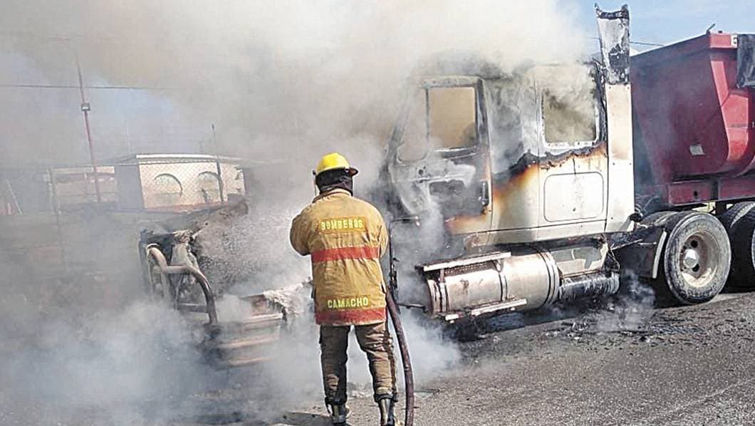 Arde tráiler en la autopista Cuernavaca-Acapulco