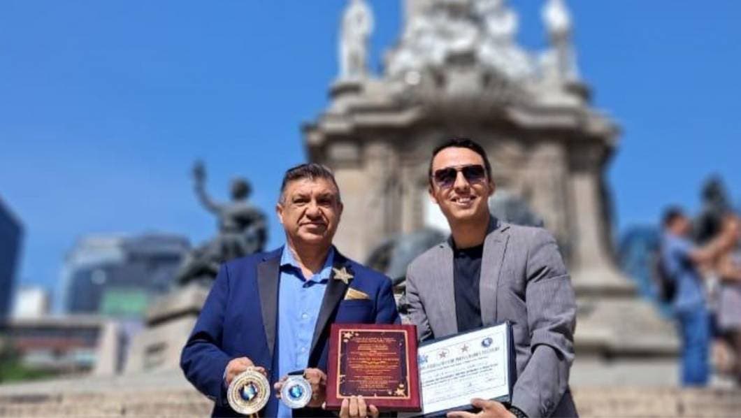 Arturo, Elias, empresario