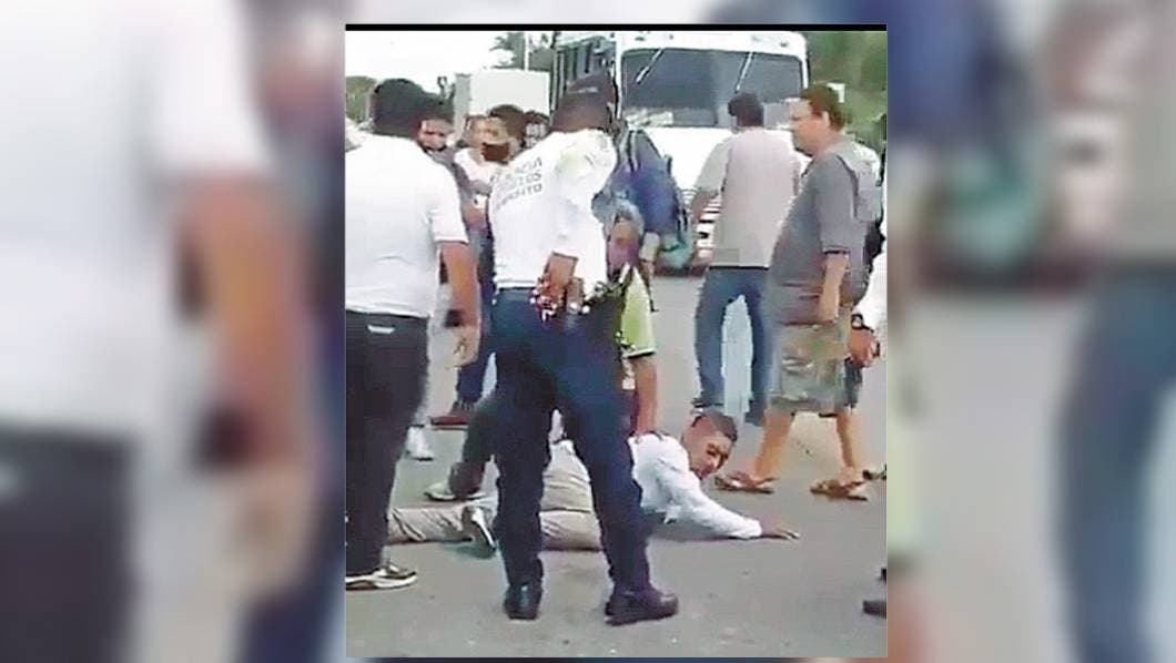 Someten. Un sujeto fue detenido por policías, tras asaltar una Ruta 3 en la avenida Adolfo López Mateos, del poblado de Acatlipa.
