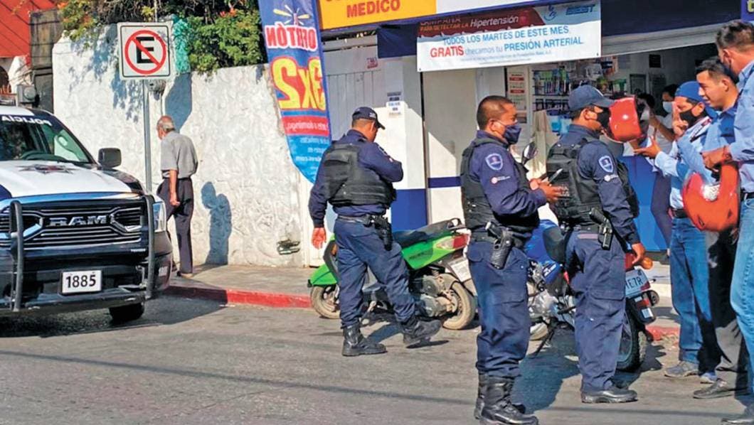 Evitan policías asalto a negocio en Cuernavaca