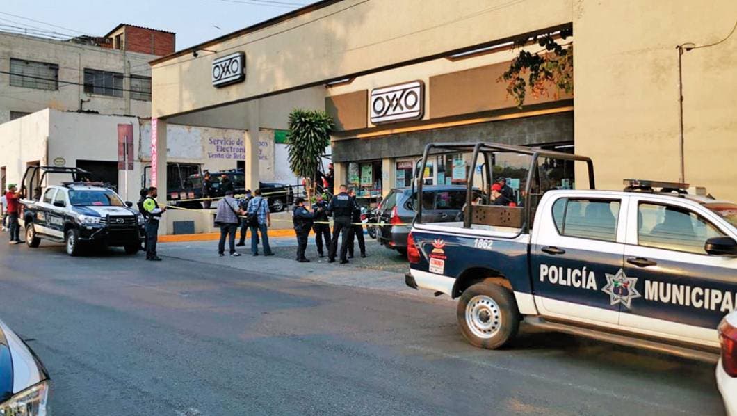Mata pistolero a dos hombres en minisúper de Cuernavaca