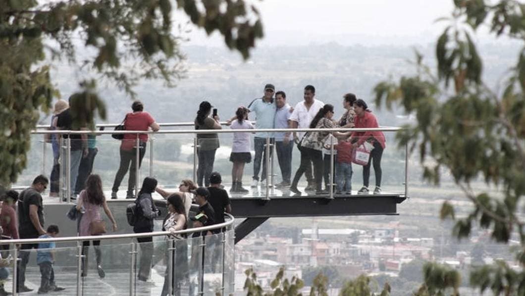 Cae ni&ntilde;o de 3 a&ntilde;os del mirador de cristal en Atlixco, Puebla
