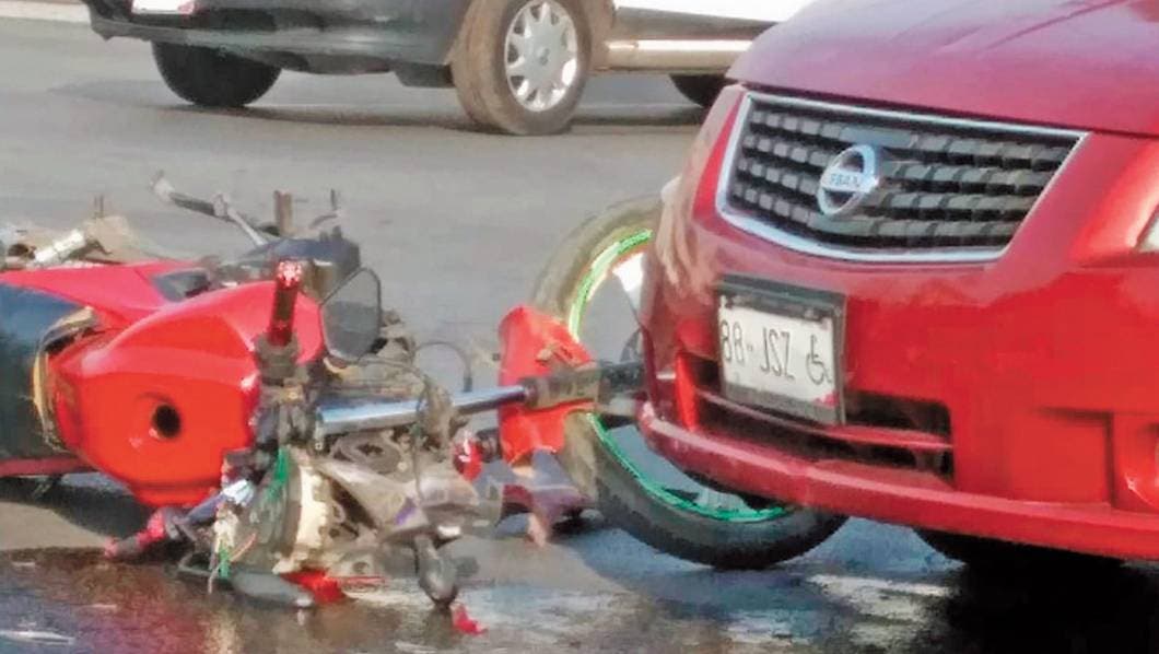 Mujer motociclista termina en hospital al chocar con auto que se pasó el semáforo