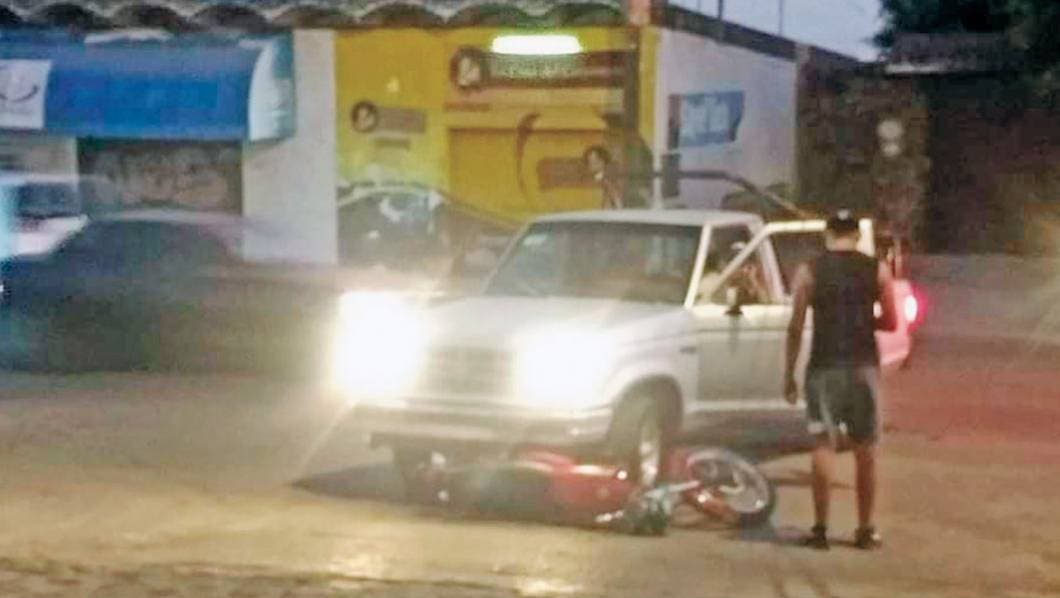 Impacta auto a una moto en Cuernavaca