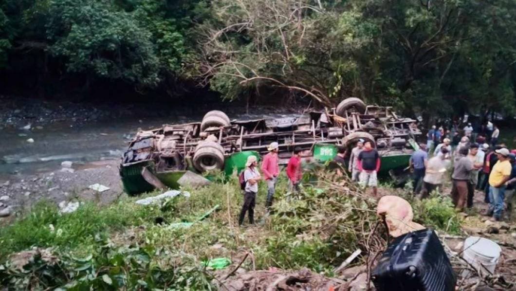 Accidente de autobús deja 10 muertos y 32 heridos en plena Nochebuena