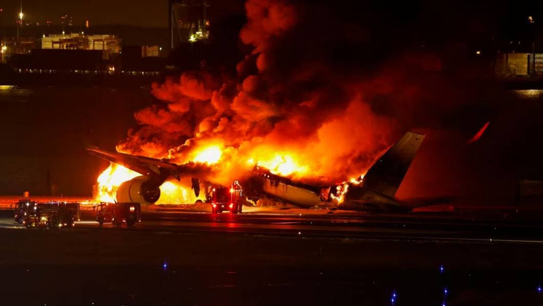 Trágico choque en Tokio: Avión de Japan Airlines colisiona con aeronave militar