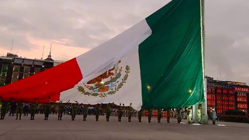 Memorial de Sismos: M&eacute;xico iza la bandera a media asta en conmemoraci&oacute;n a las v&iacute;ctimas de 1985 y 2017