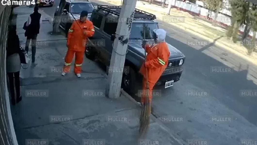 VIDEO: Sujetos disfrazados de barrenderos asaltan una casa en CDMX