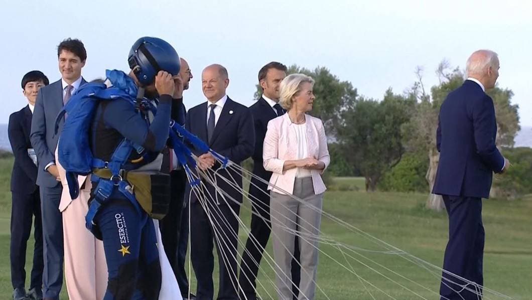 VIDEO: Captan a Joe Biden desorientado durante reunión con el G7