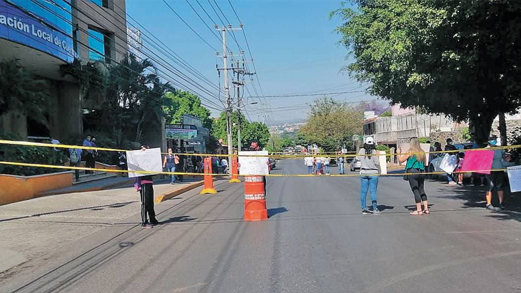 Bloquean nuevamente colonos de Maravillas, ante falta de agua, en Cuernavaca