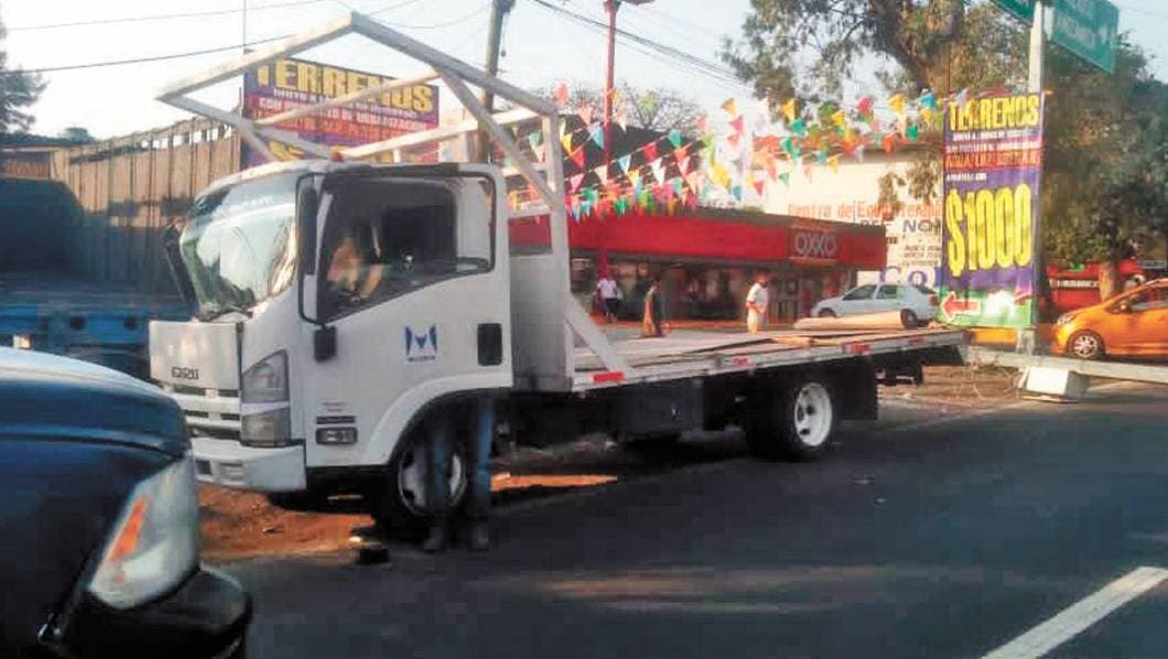 Se queda dormido y choca contra cámara de seguridad en Morelos