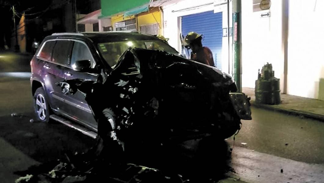 Vehículo. Así quedó una camioneta, tras chocar contra un poste de luz en el Centro.