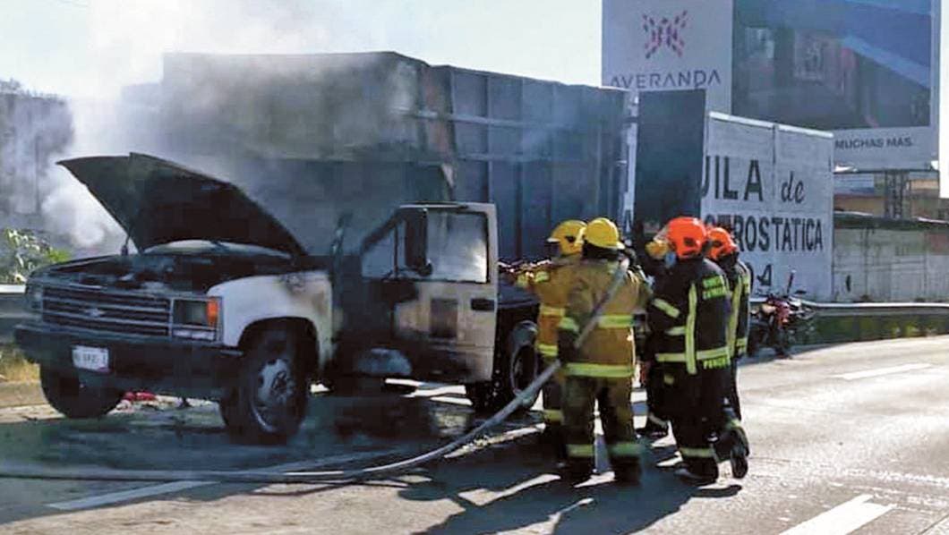 Arde camioneta en la México-Cuernavaca