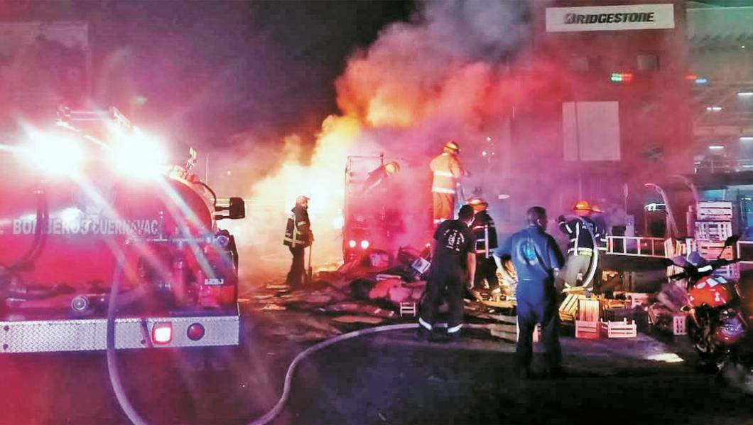 Cortocircuito incendia camioneta en la pista