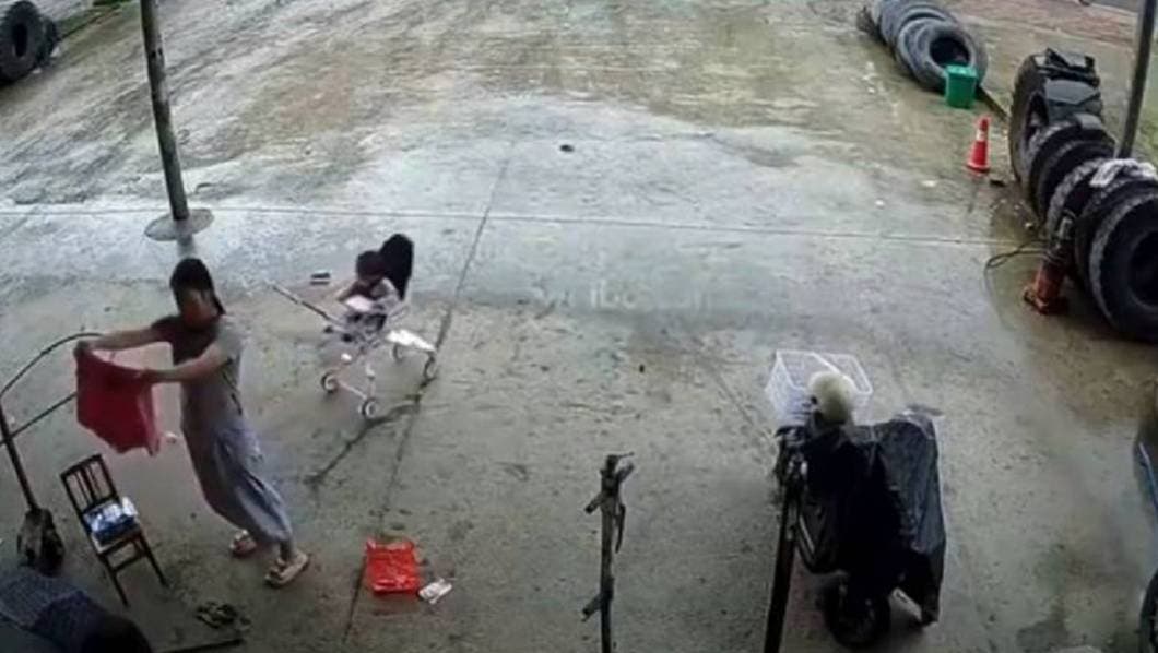 VIDEO: Bebé se salva de ser atropellado por un automovilista en China