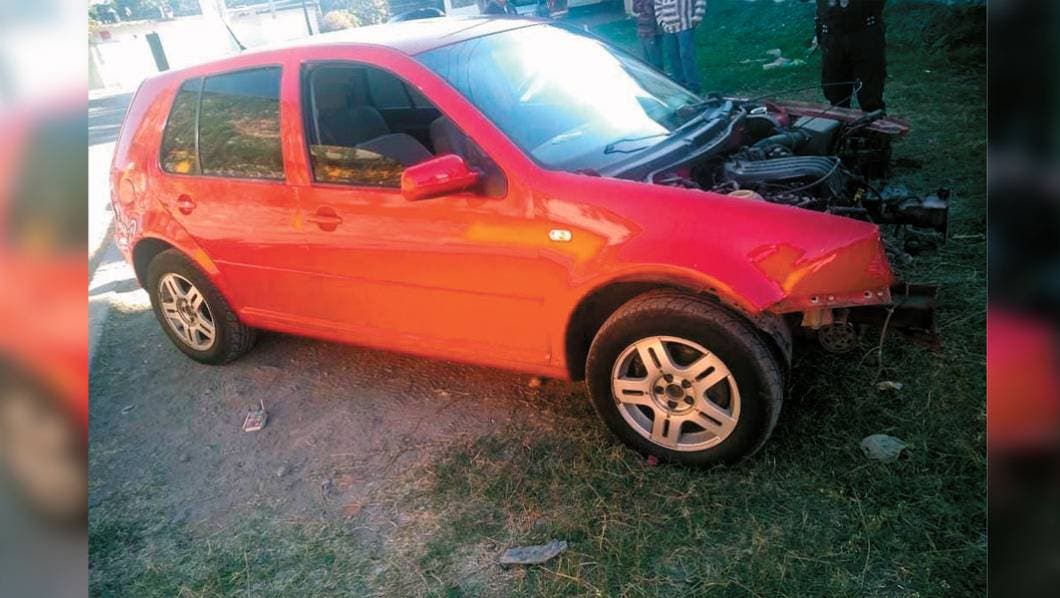 Abandonan auto destrozado en Jiutepec
