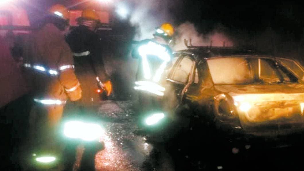 Acaba cortocircuito con vehículo