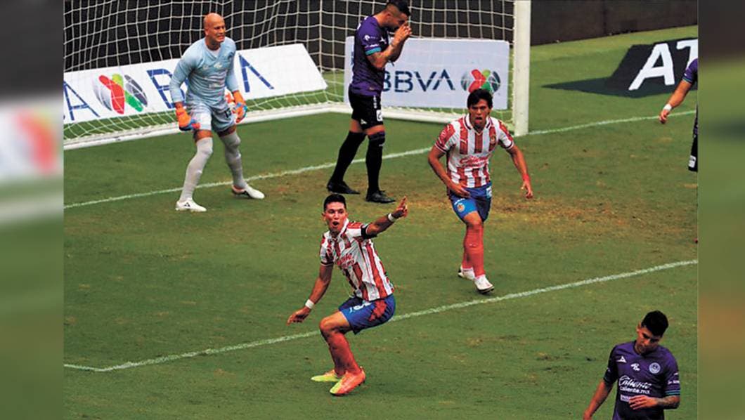 Ganan las Chivas: otra vez, entre la polémica...