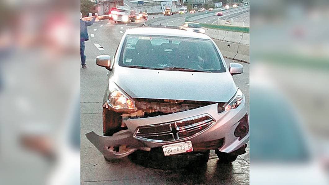 Impacta auto vs llanta en Paso Express Cuernavaca