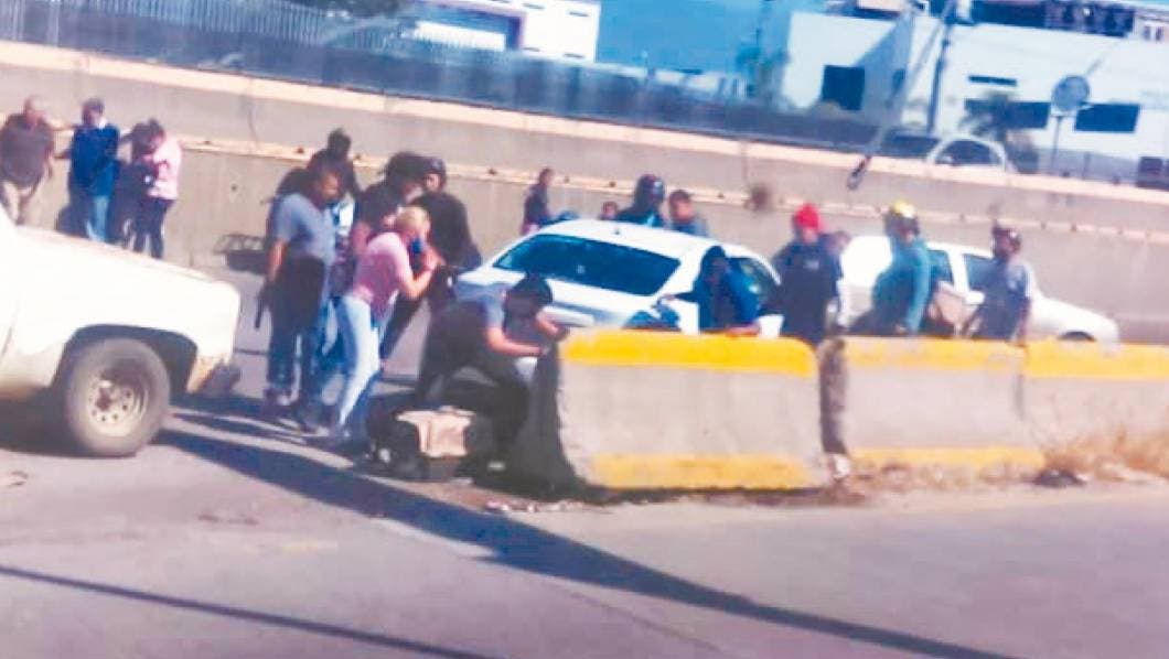 Choca contra muro en Paseo Cuauhnáhuac