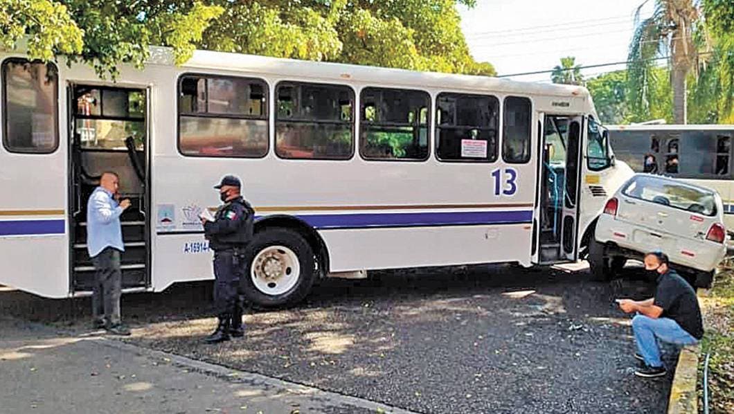 Accidente. Así quedó un Chevy tras ser impactado por una Ruta 13, en Lomas de la Selva.