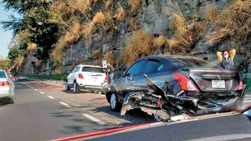 Chocan 3 autos en la autopista Cuernavaca Acapulco
