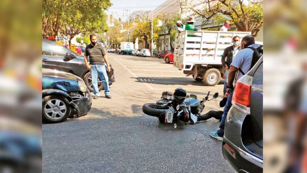 Auto tira a motociclista en Cuernavaca