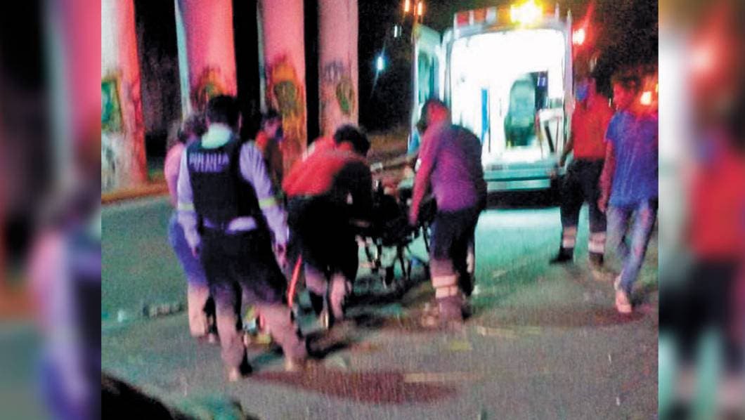 Está grave, luego de volar con todo y moto de un puente en Xochitepec