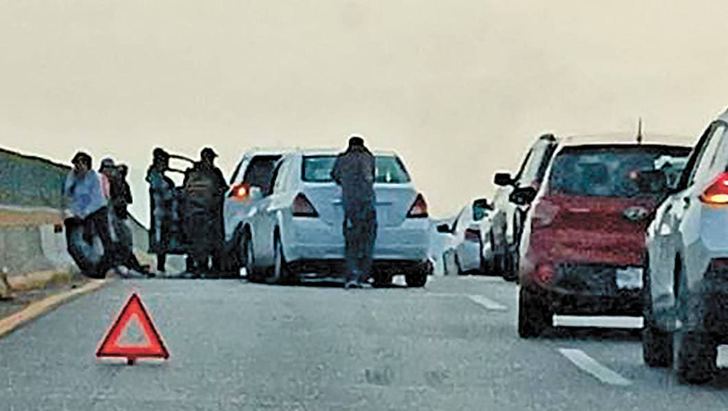 Conductor se impacta contra la parte trasera de una camioneta en distribuidor vial Palmira