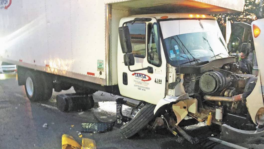 Choca camión de carga en Paso Express Cuernavaca