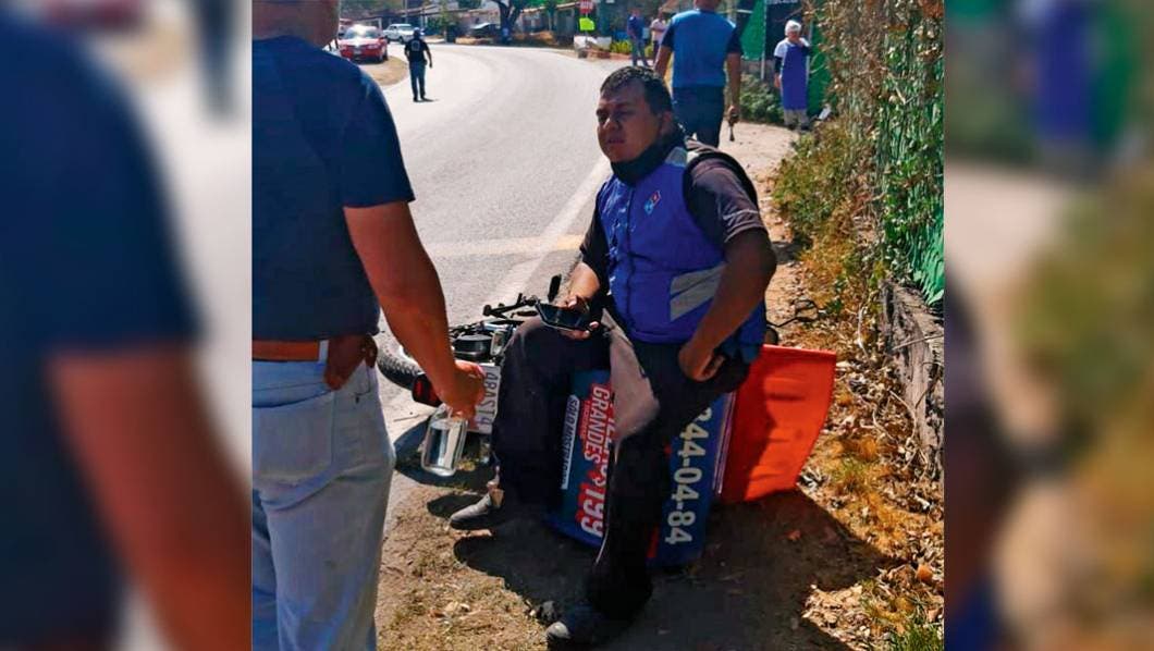 Repartidor de pizzas fue derribado por un vehículo en Zacatepec 