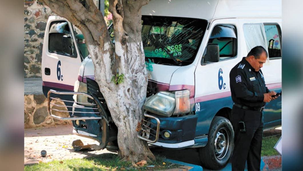 Salen 3 heridos al chocar una ruta en Cuautla