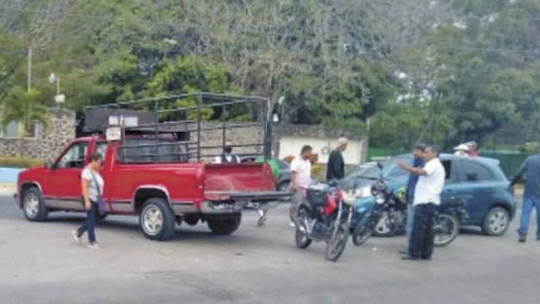 En Morelos, estampa la moto contra camioneta