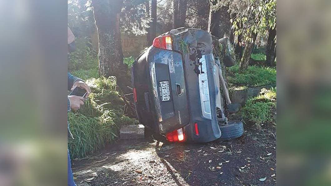 Accidente. Así quedó una camioneta tras volcar en el poblado de Tres Marías, luego de que el conductor perdiera el control.