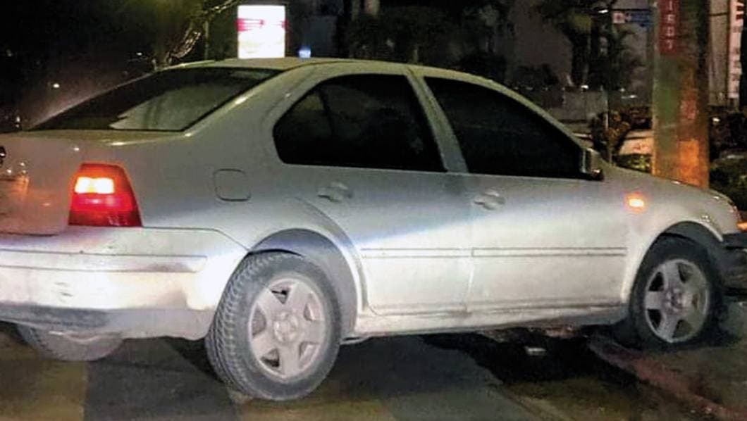 Abandona coche tras accidente