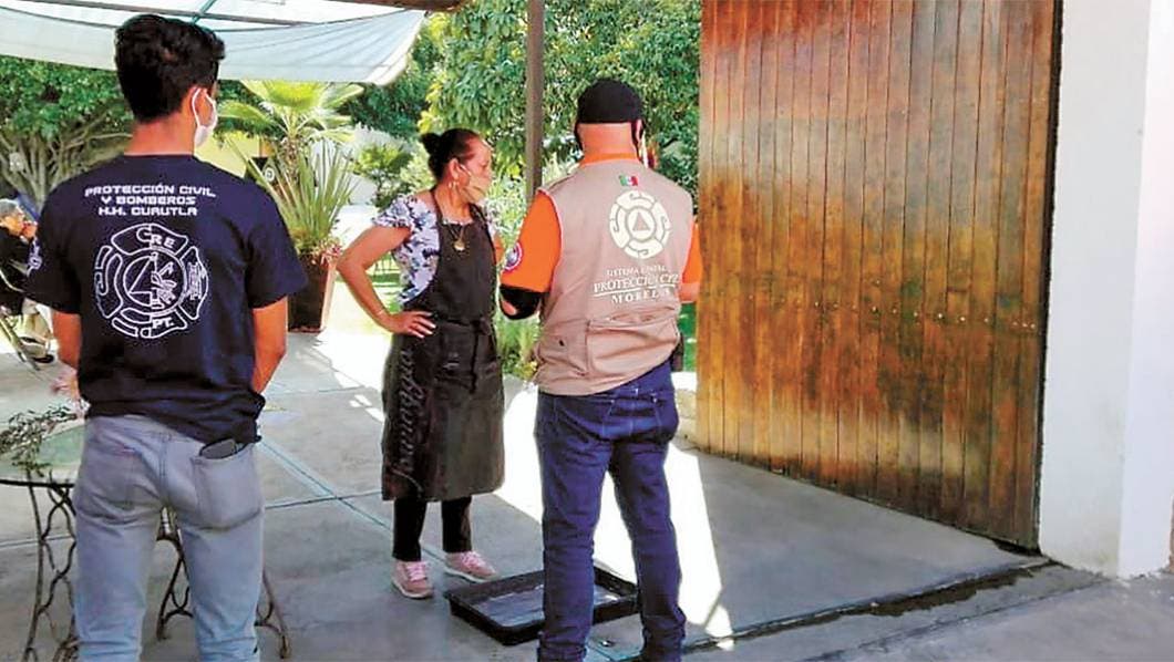 Conciencia. Personal de Protección Civil y Guardia Nacional va negocio por negocio para conminar a respetar medidas sanitarias.