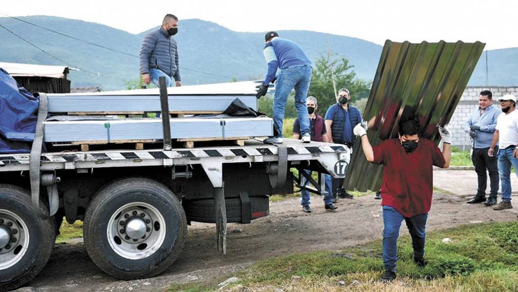 Oportuno. Justo para reforzar los techos de las viviendas para protegerse de las lluvias.