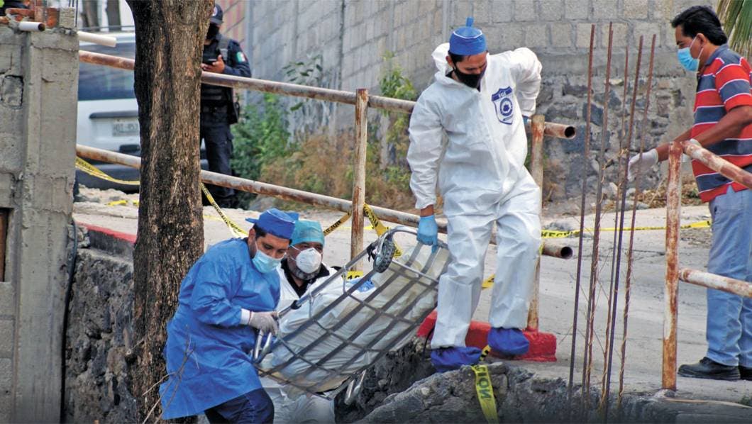 Sujeto es atacado por sus compañeros de parranda en su domicilio