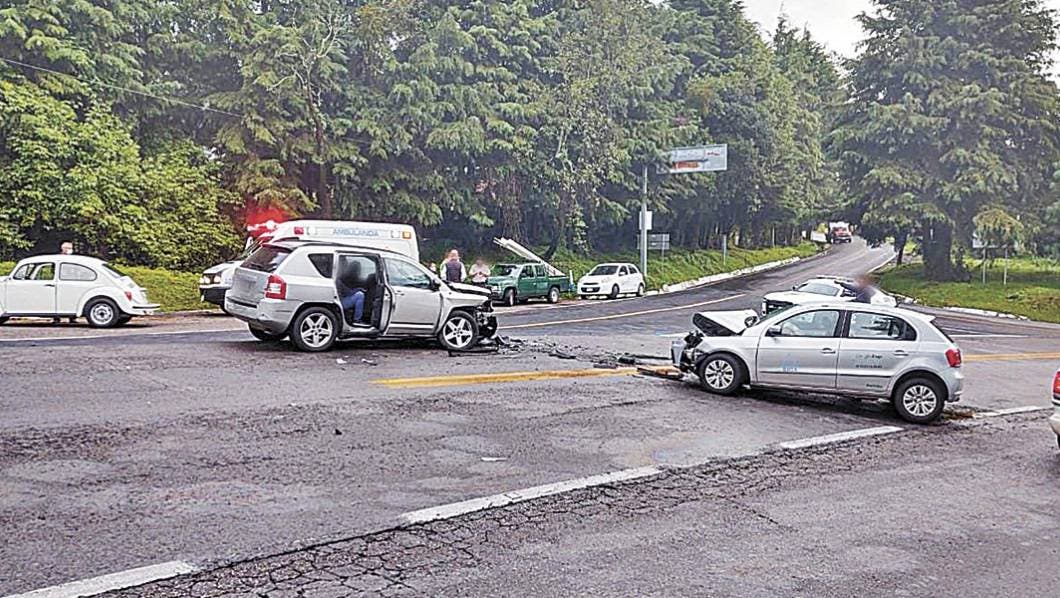 Destrozan dos vehículos al chocar de frente en Coajomulco, Huitzilac