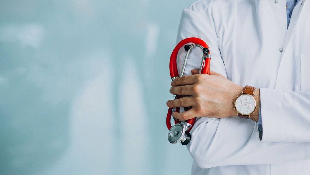 Doctor sosteniendo un estetoscopio