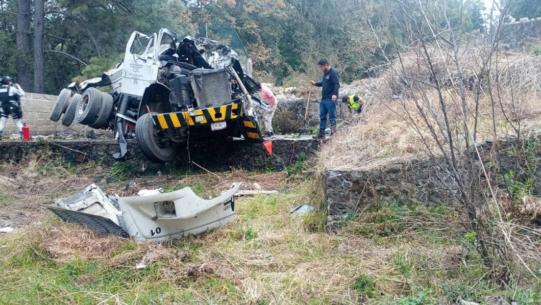 Volcadura de pipa en carretera Cuernavaca-Huitzilac deja 2 heridos