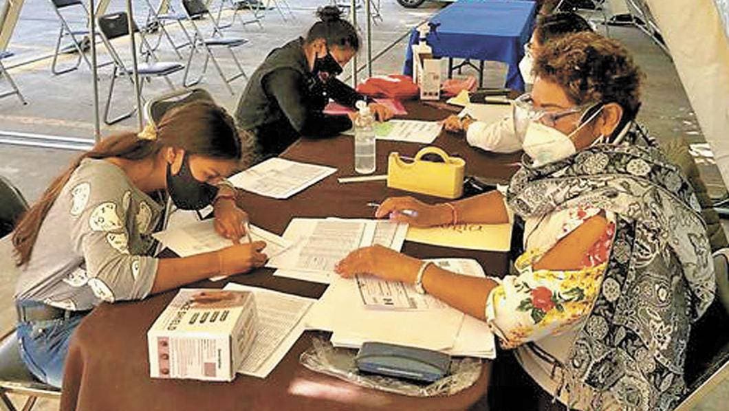 Entrega IEBEM becas a madres solteras de Morelos