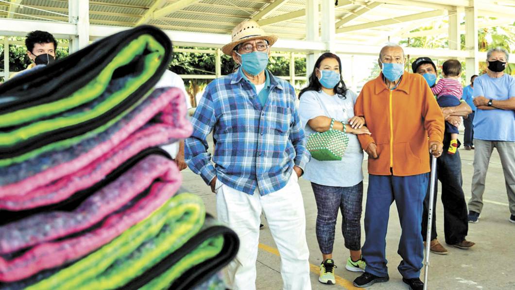 Entregan en Tepoztlán cobijas a adultos mayores