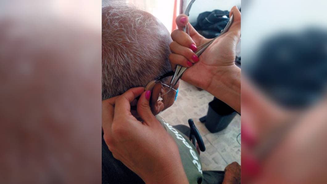 Acercan equipo auditivo a abuelos de Cuautla