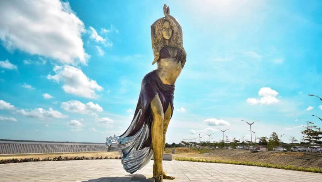 Shakira se emociona ante la imponente estatua en su honor en Barranquilla