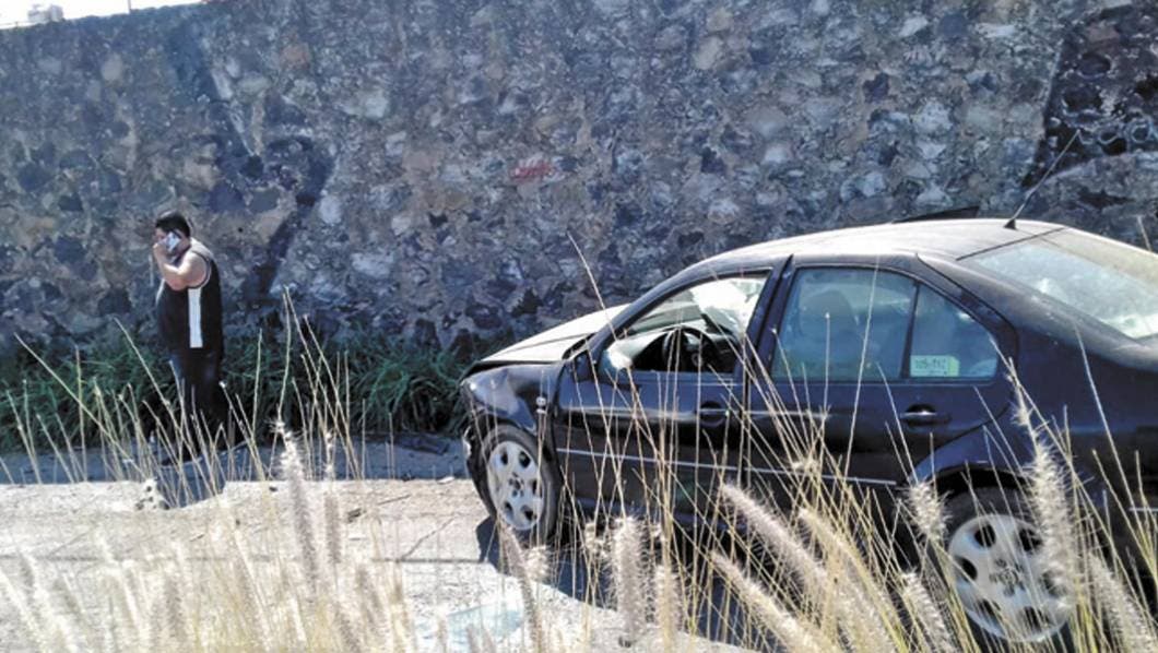 Estrella su auto por cafre