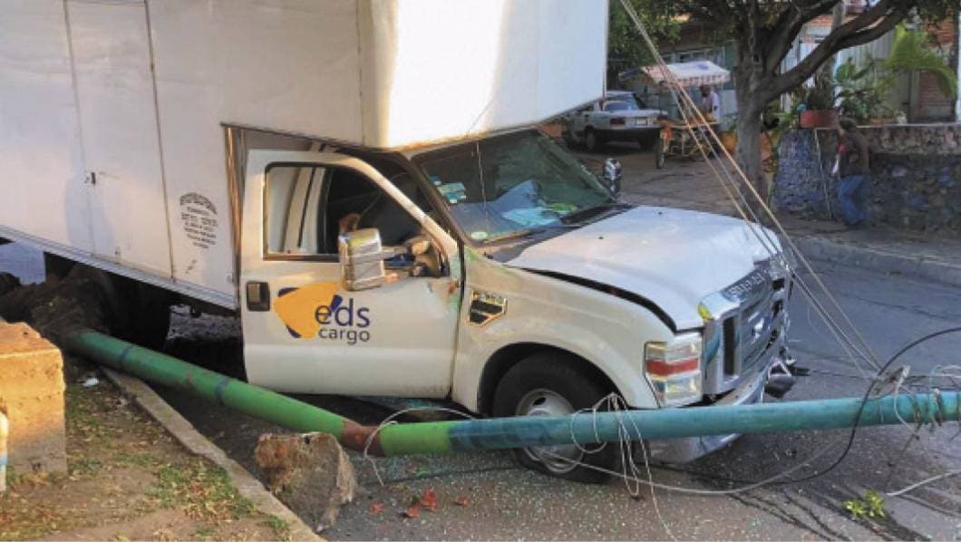 Le fallan frenos y causa choque múltiple en Cuernavaca