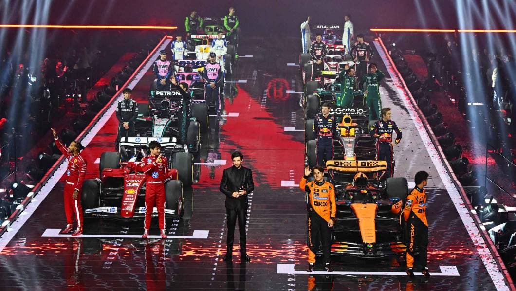 Pilotos de F1 posando junto a sus coches de carreras