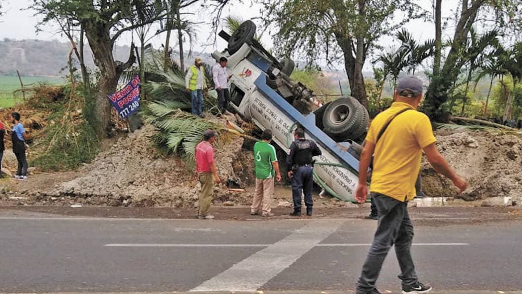 Se queda pipa sin frenos y vuelca