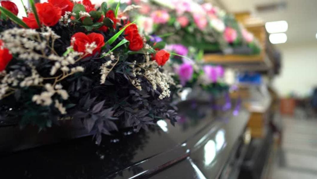 Return to Nature, funeraria falsa